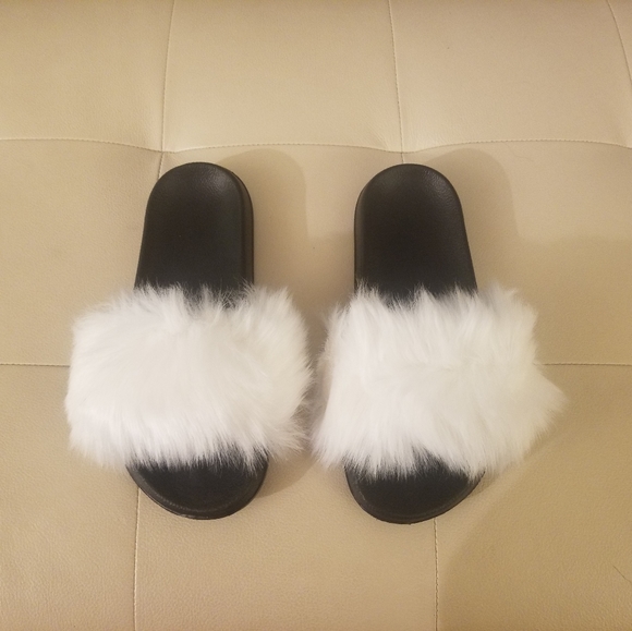 COPY - Faux fur Slides - White Size 11 - Picture 2 of 3